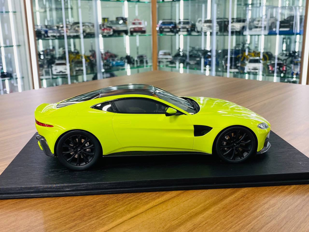 1/18 Resin Model Top Speed  - Aston Martin Vantage