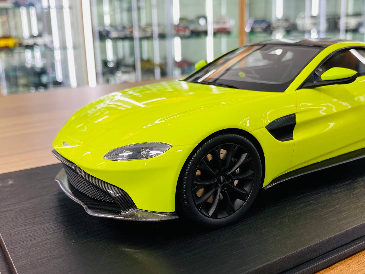 1/18 Resin Model Top Speed  - Aston Martin Vantage