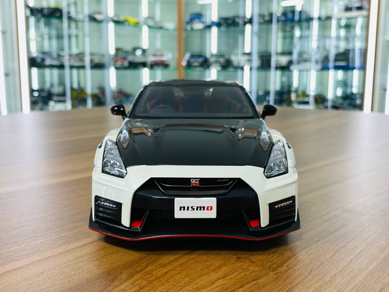 1/18 Diecast Model AUTOart Nissan GT-R R35 Nismo Pkg White/Carbon