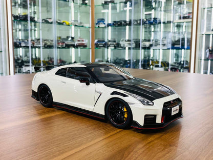 1/18 Diecast Model AUTOart Nissan GT-R R35 Nismo Pkg White/Carbon