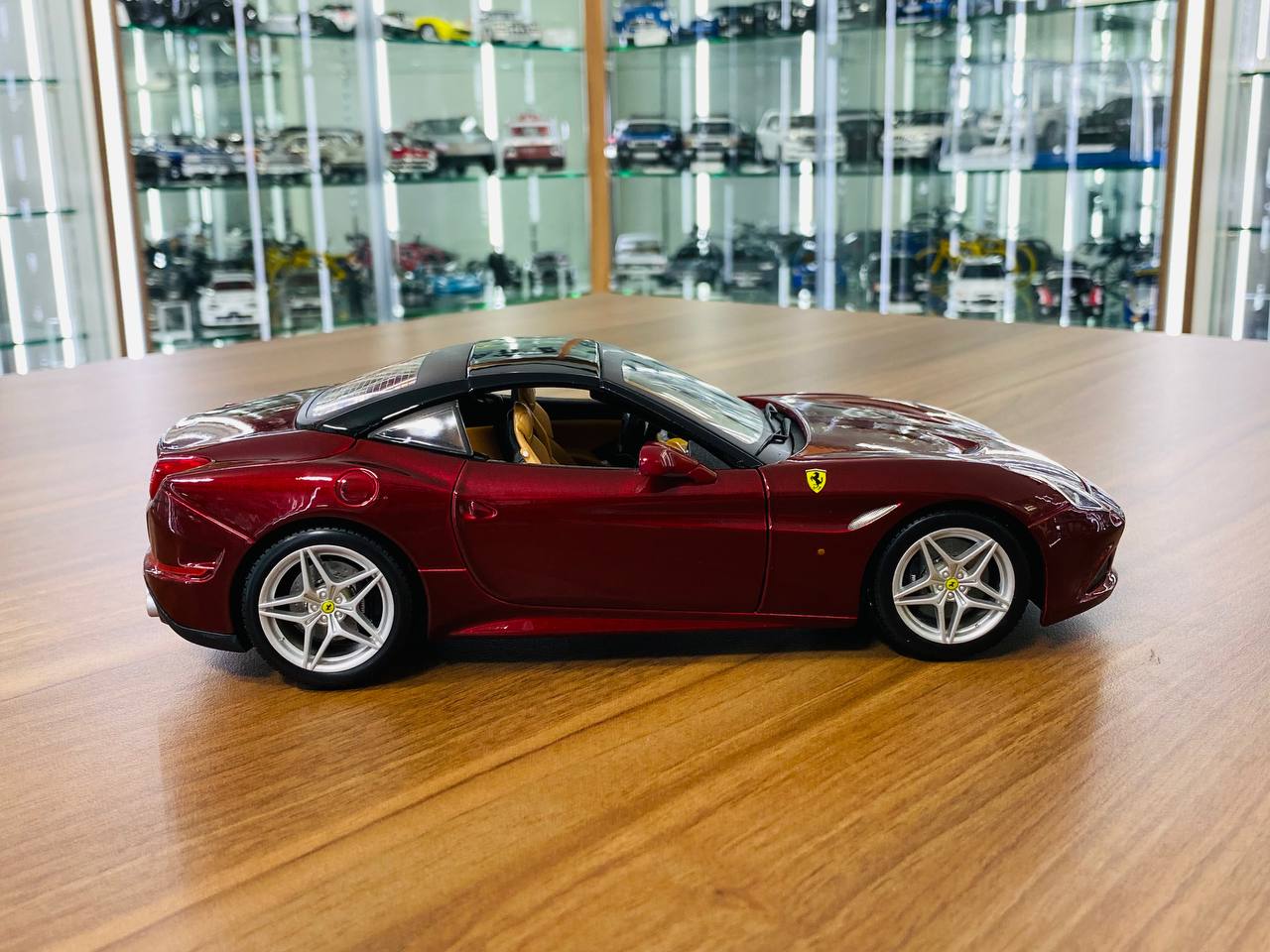 1/18 Diecast Bburago Ferrari California T Signature Series Maroon