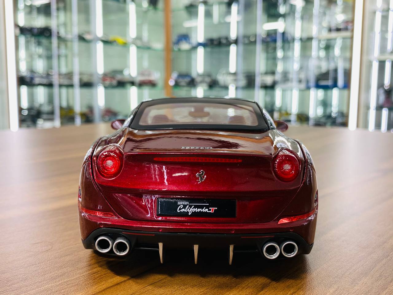 1/18 Diecast Bburago Ferrari California T Signature Series Maroon