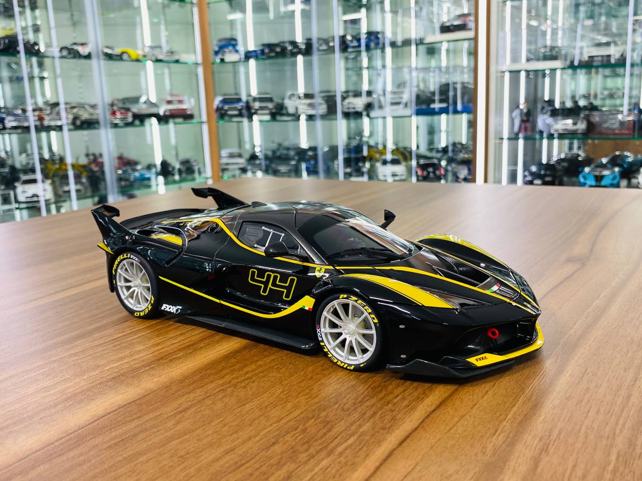 1/18 Diecast Bburago Signature Series  Ferrari FXX K #44 black / yellow