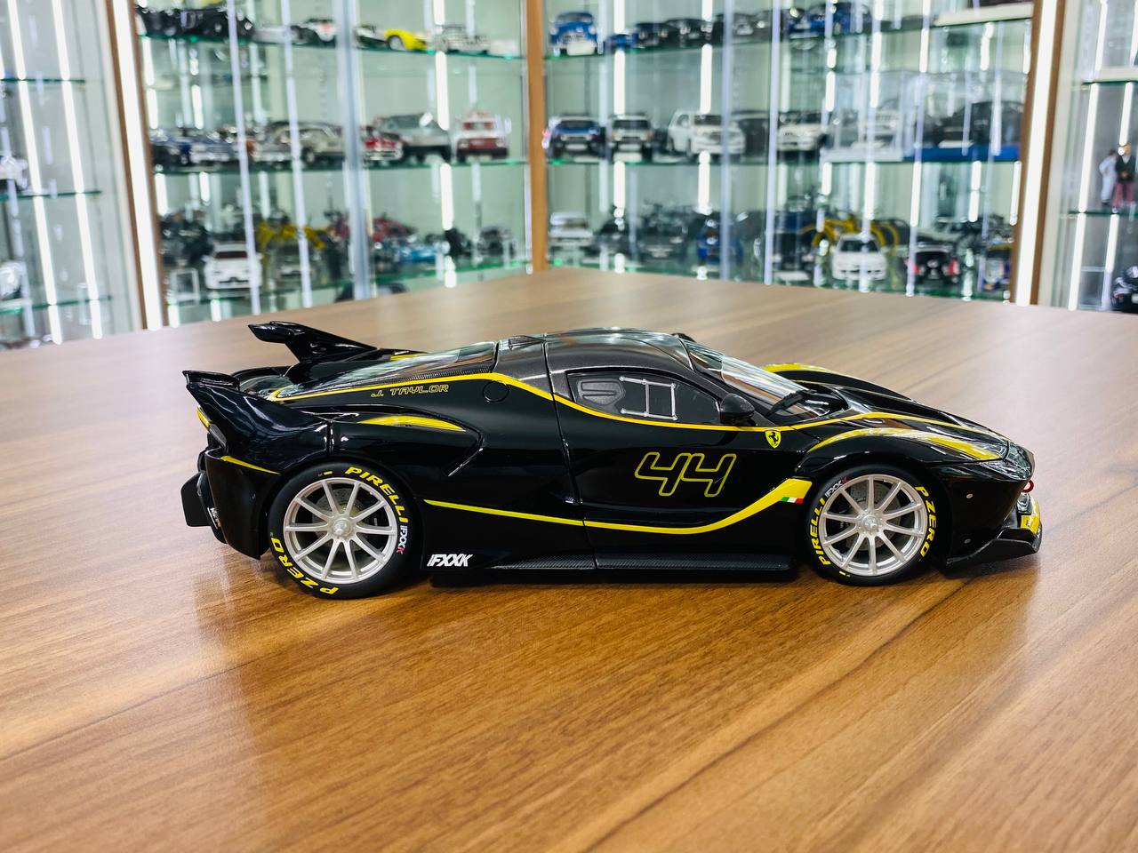 1/18 Diecast Bburago Signature Series  Ferrari FXX K #44 black / yellow