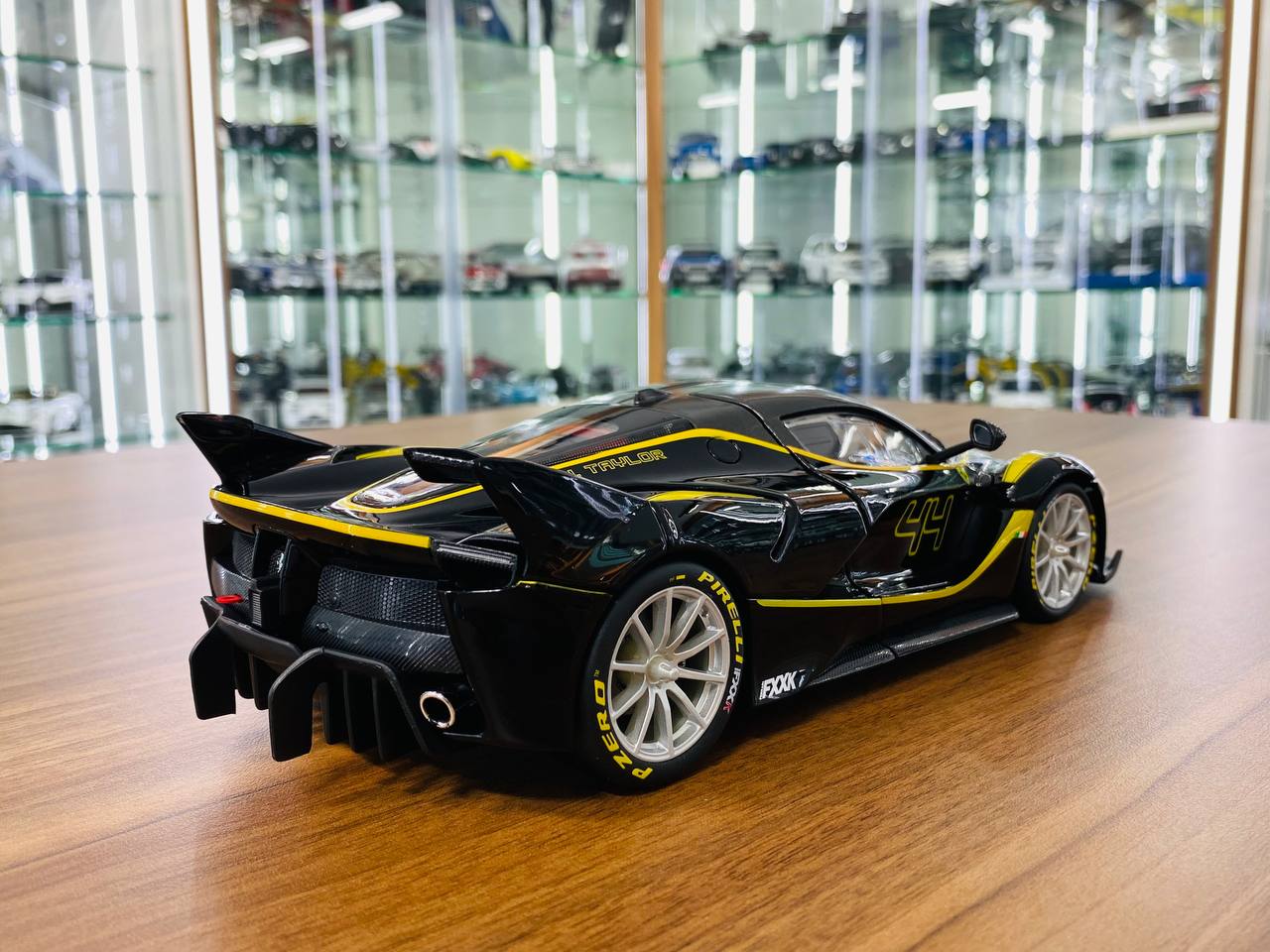 1/18 Diecast Bburago Signature Series  Ferrari FXX K #44 black / yellow