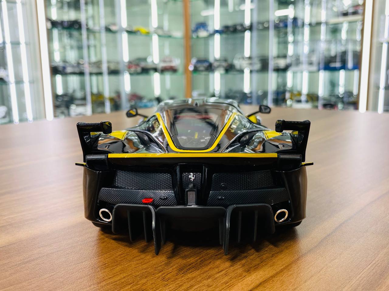 1/18 Diecast Bburago Signature Series  Ferrari FXX K #44 black / yellow