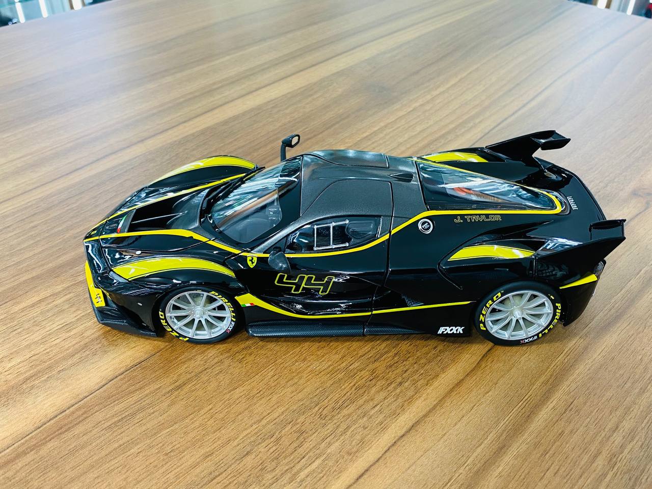 1/18 Diecast Bburago Signature Series  Ferrari FXX K #44 black / yellow