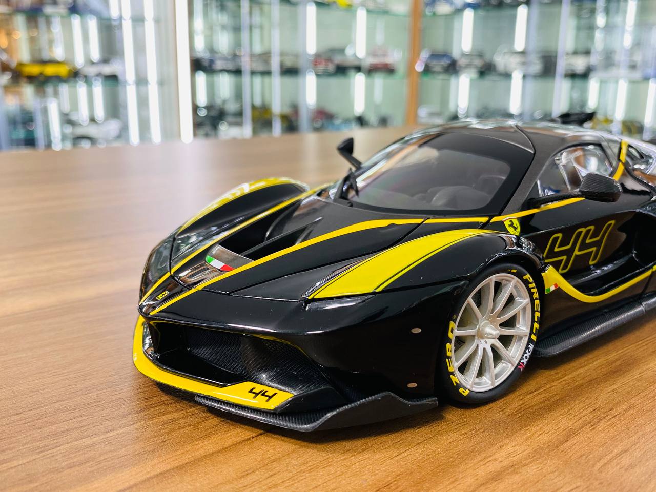 1/18 Diecast Bburago Signature Series  Ferrari FXX K #44 black / yellow