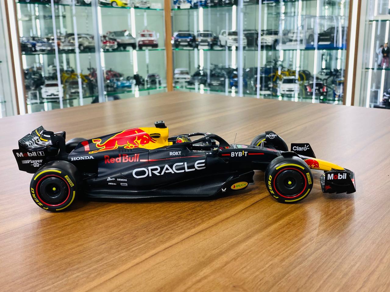 1/18 Diecast Bburago Oracle Red Bull Racing RB 19 M. Verstappen #1 Red Bull