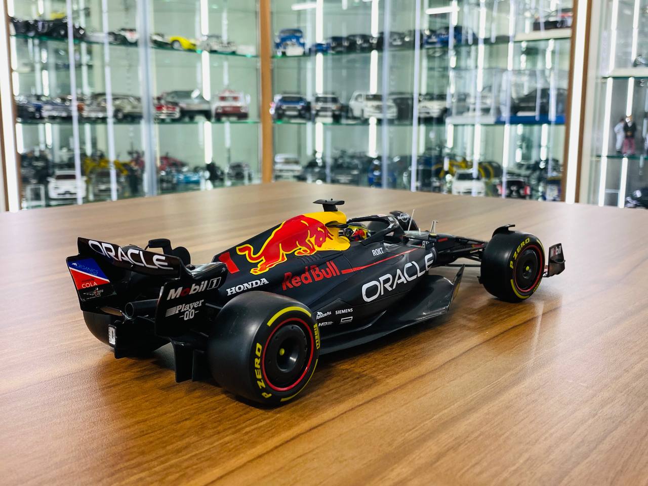 1/18 Diecast Bburago Oracle Red Bull Racing RB 19 M. Verstappen #1 Red Bull