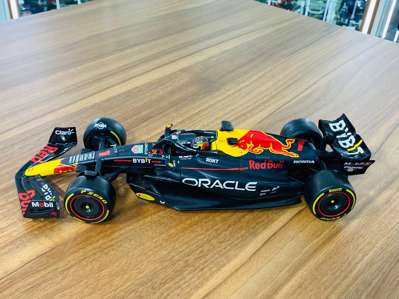 1/18 Diecast Bburago Oracle Red Bull Racing RB 19 M. Verstappen #1 Red Bull