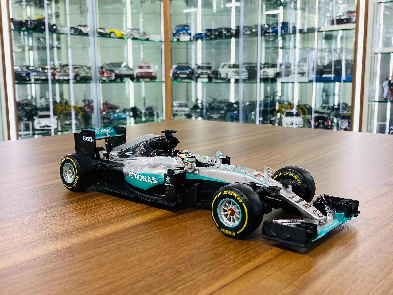 1/18 Diecast Mercedes Petronas F1 WO7 Hybrid Lewis Hamilton #44 Formula 1 Bburago Scale Model Car