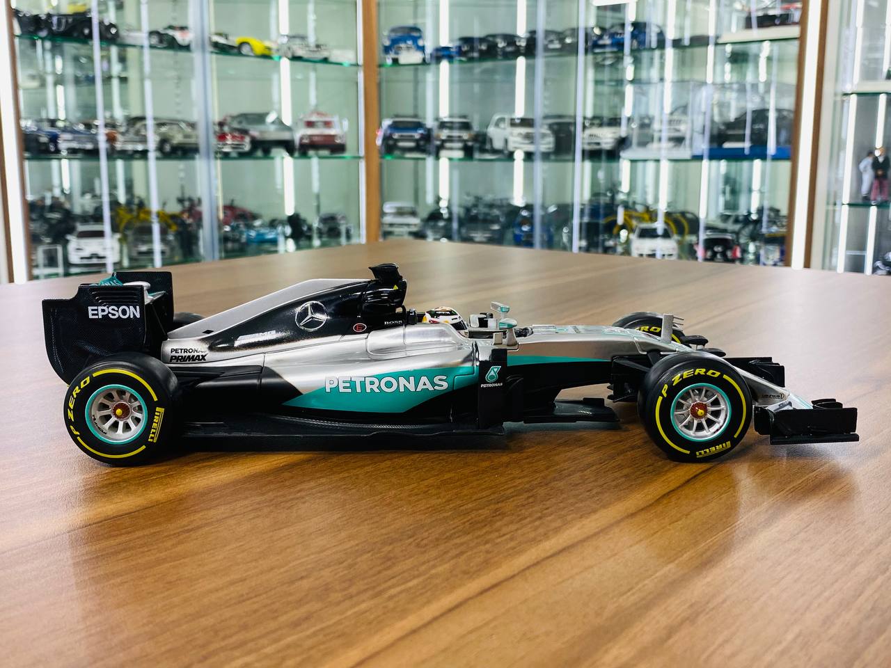 1/18 Diecast Mercedes Petronas F1 WO7 Hybrid Lewis Hamilton #44 Formula 1 Bburago Scale Model Car