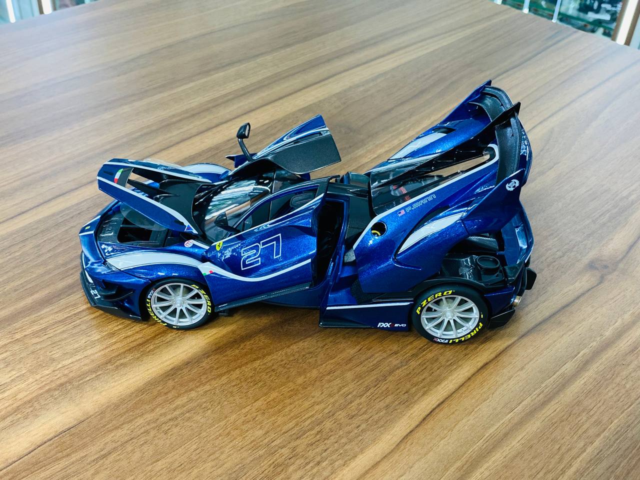 1/18 Diecast Bburago Ferrari FXX K #27 blue