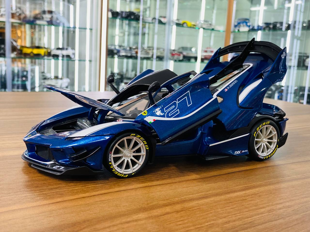 1/18 Diecast Bburago Ferrari FXX K #27 blue