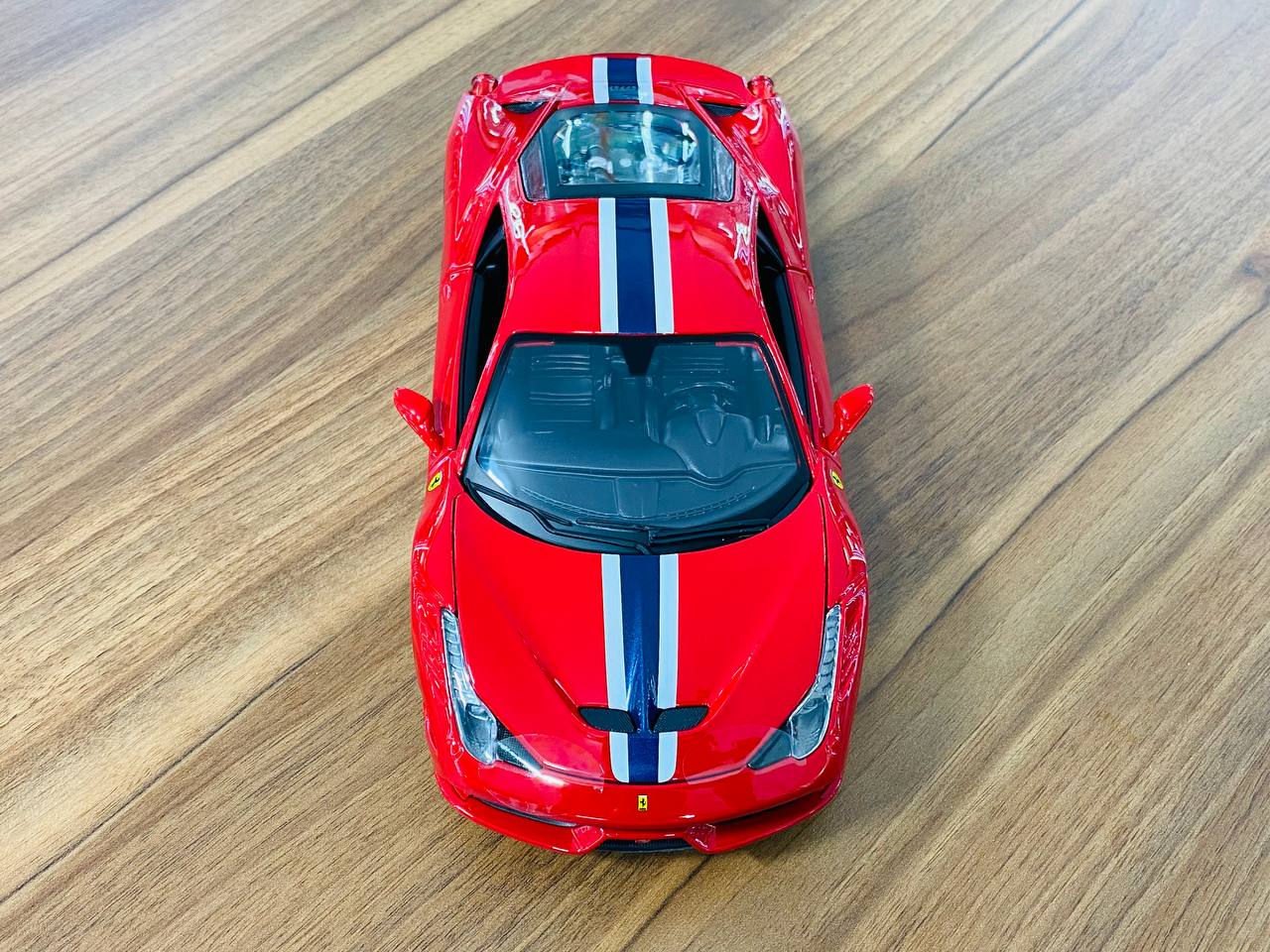 1/18 Diecast Bburago Ferrari 458 Speciale red / blue white line