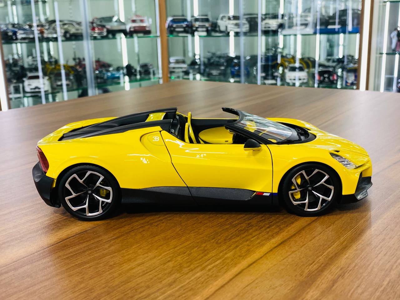 1/18 Diecast Bburago Bugatti Mistral yellow