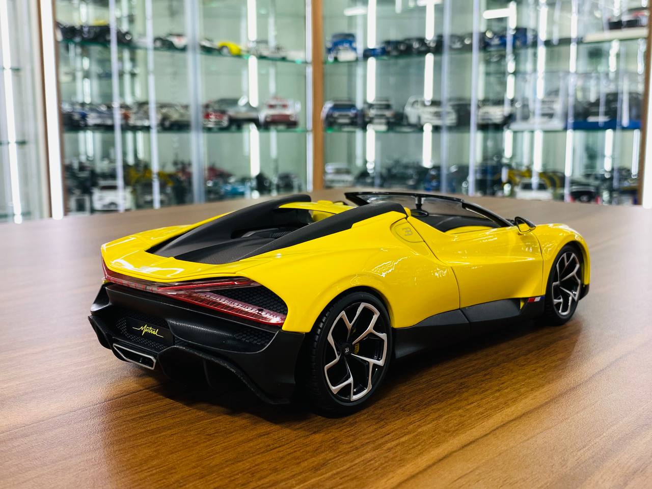 1/18 Diecast Bburago Bugatti Mistral yellow