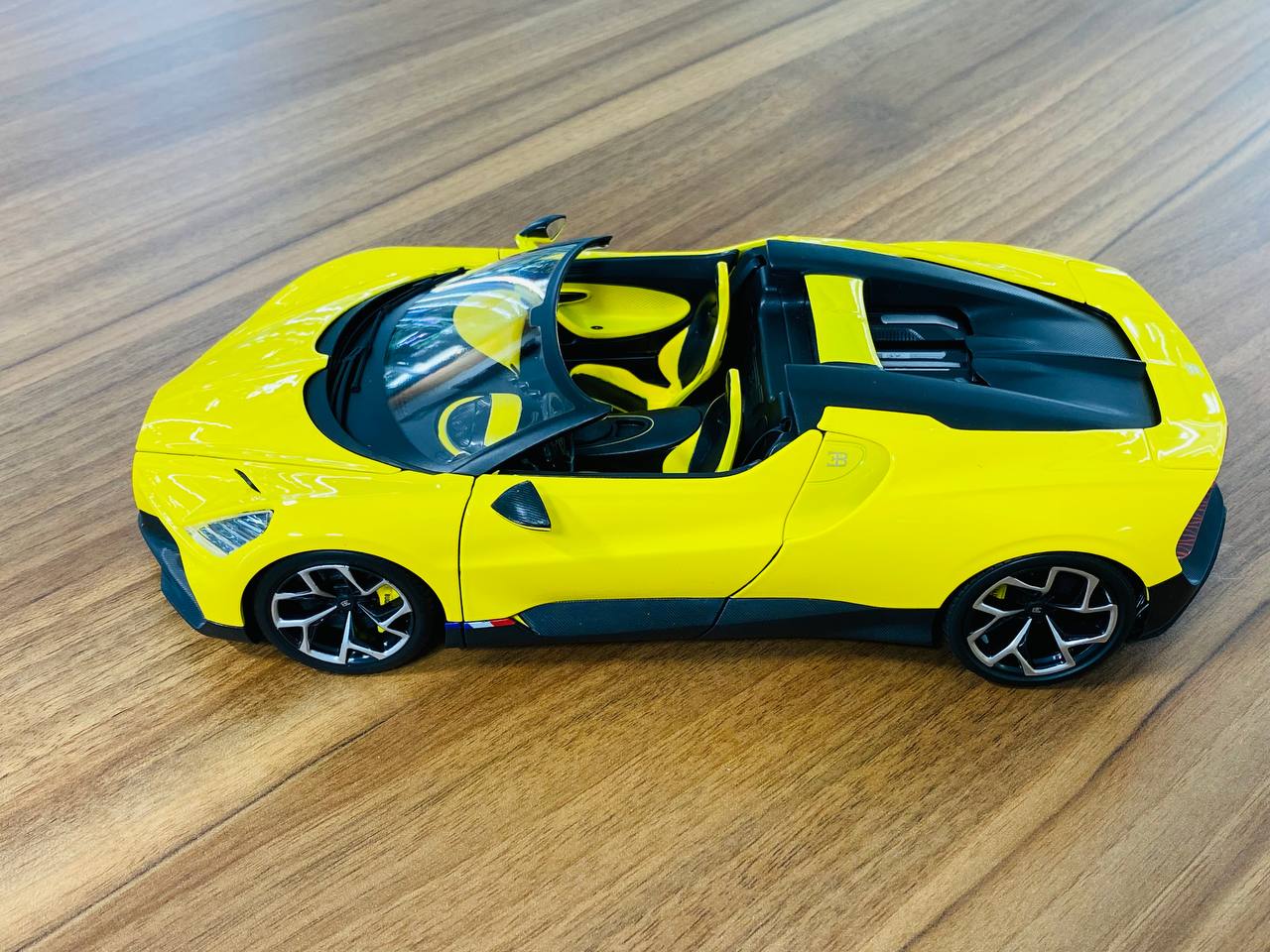 1/18 Diecast Bburago Bugatti Mistral yellow