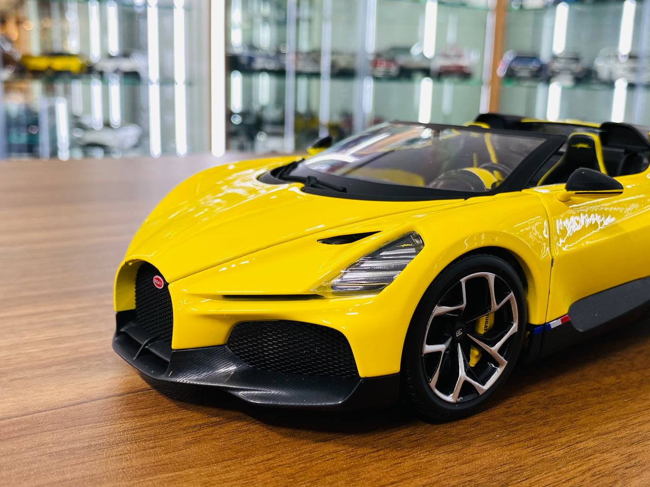 1/18 Diecast Bburago Bugatti Mistral yellow