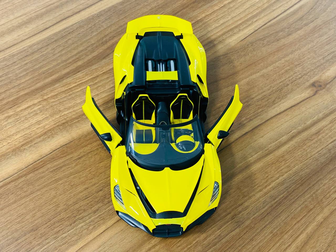 1/18 Diecast Bburago Bugatti Mistral yellow