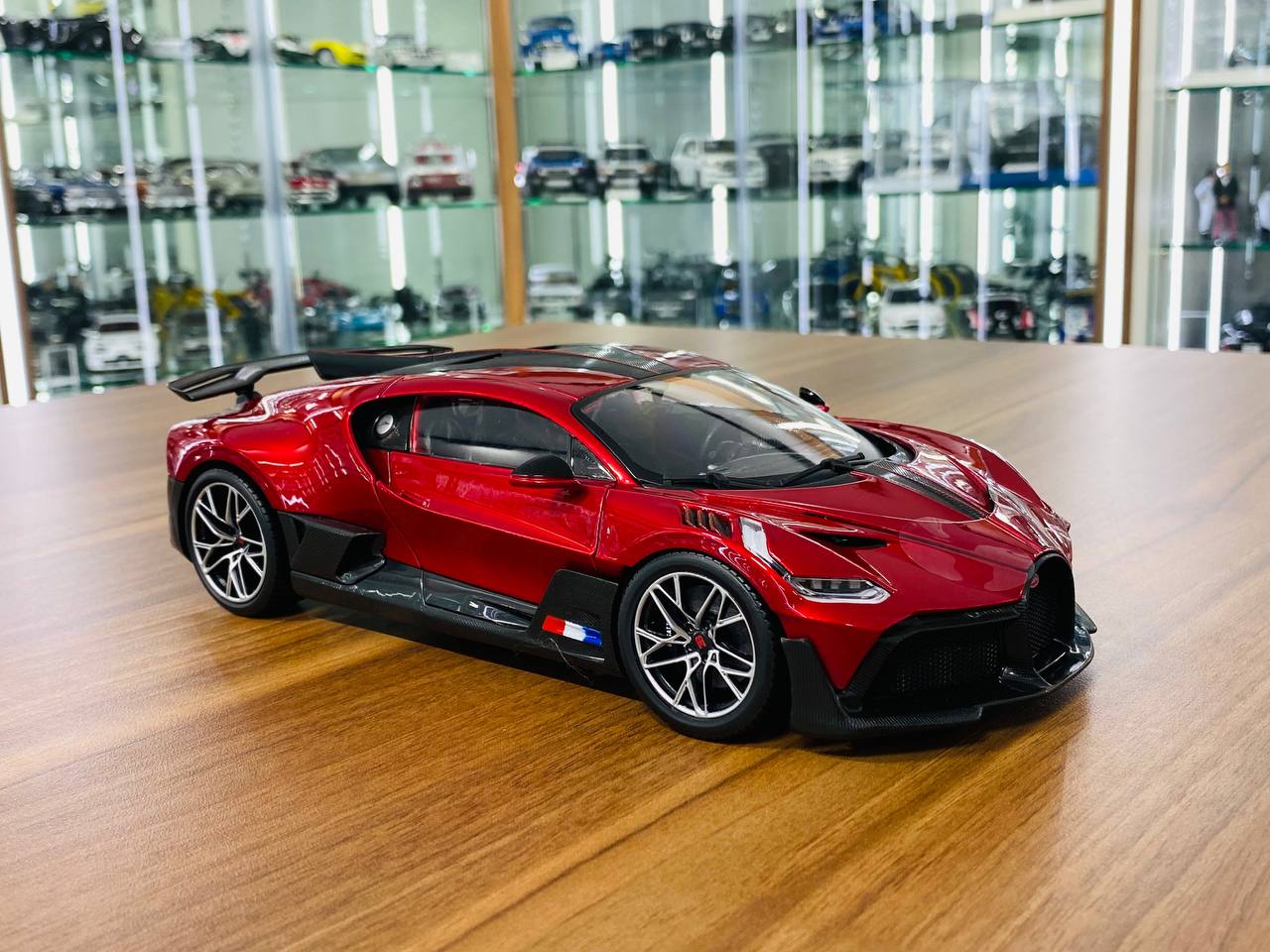 1/18 Diecast Bburago Bugatti Divo Red