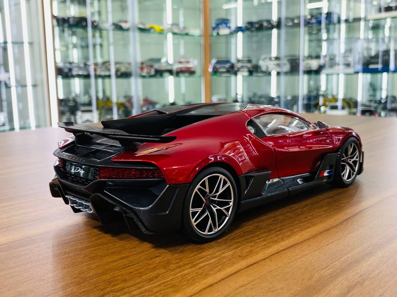 1/18 Diecast Bburago Bugatti Divo Red