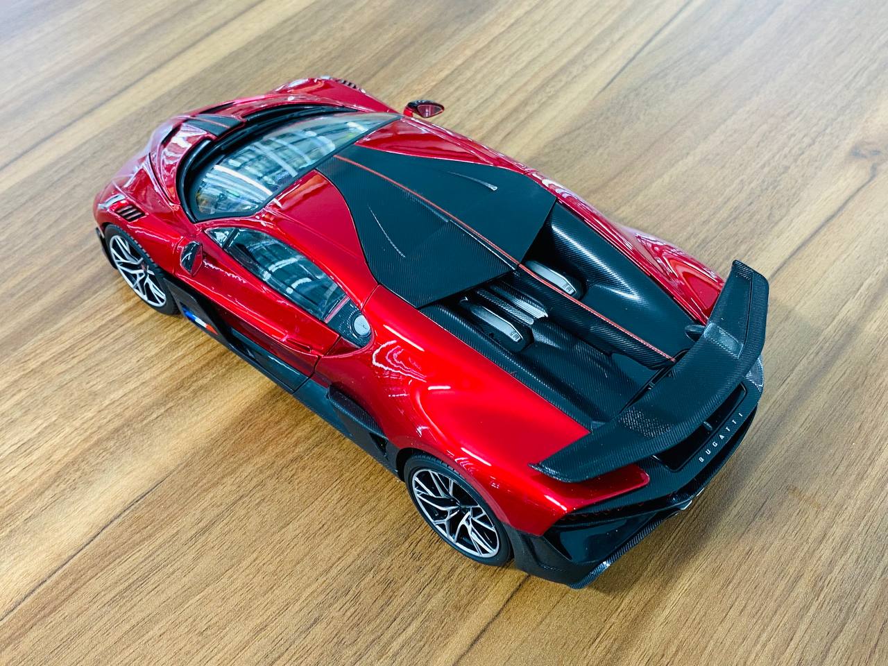 1/18 Diecast Bburago Bugatti Divo Red