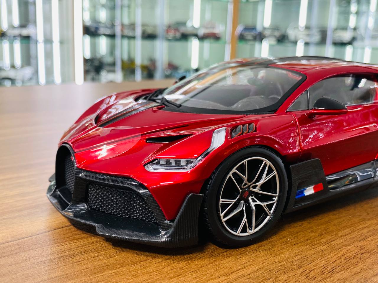 1/18 Diecast Bburago Bugatti Divo Red