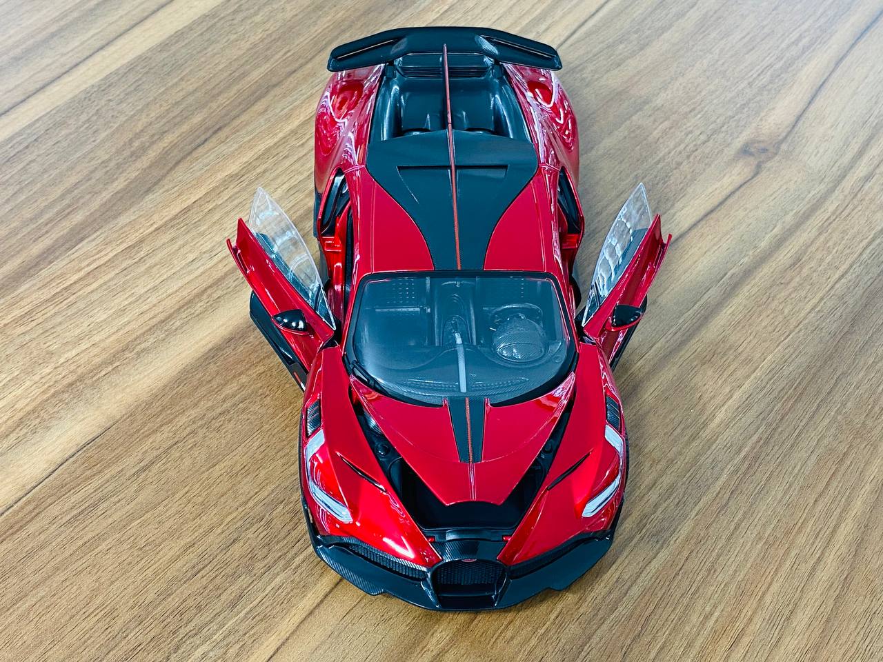 1/18 Diecast Bburago Bugatti Divo Red