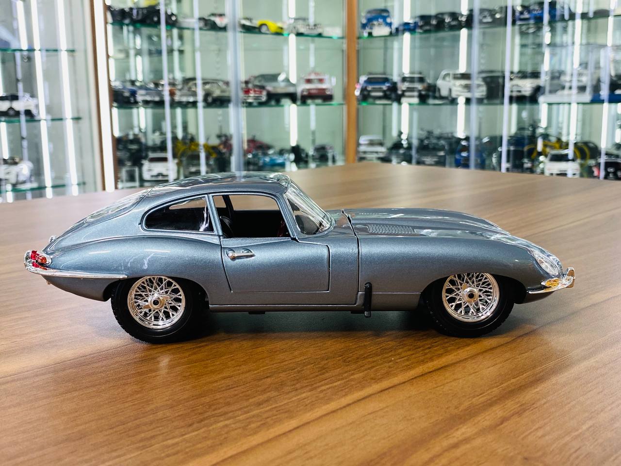 1/18 Diecast Bburago Jaguar E Type Coupe blue