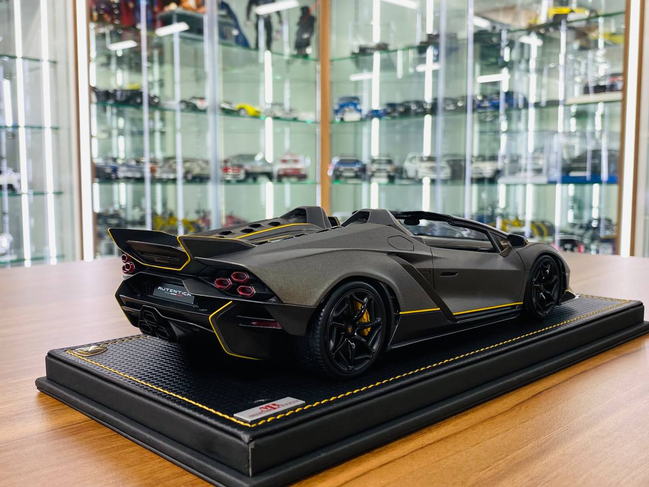 1/18 Resin Model MR Collection Lamborghini AUTENTICA - Limited 399