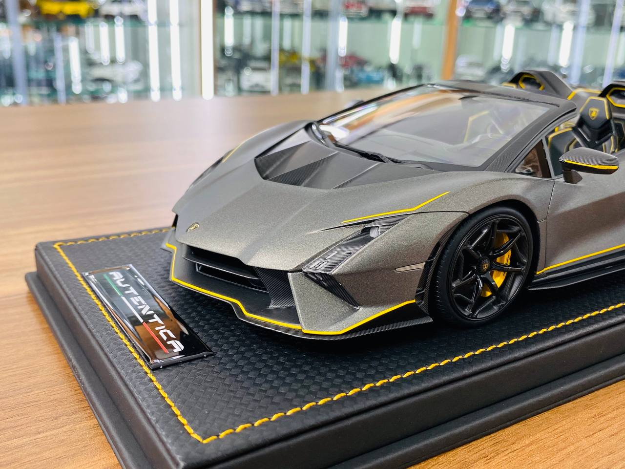 1/18 Resin Model MR Collection Lamborghini AUTENTICA - Limited 399