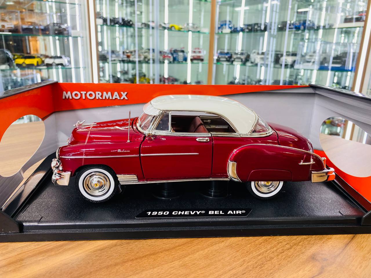 1/18 Diecast MotorMax Chevy bel air 1950 red / white