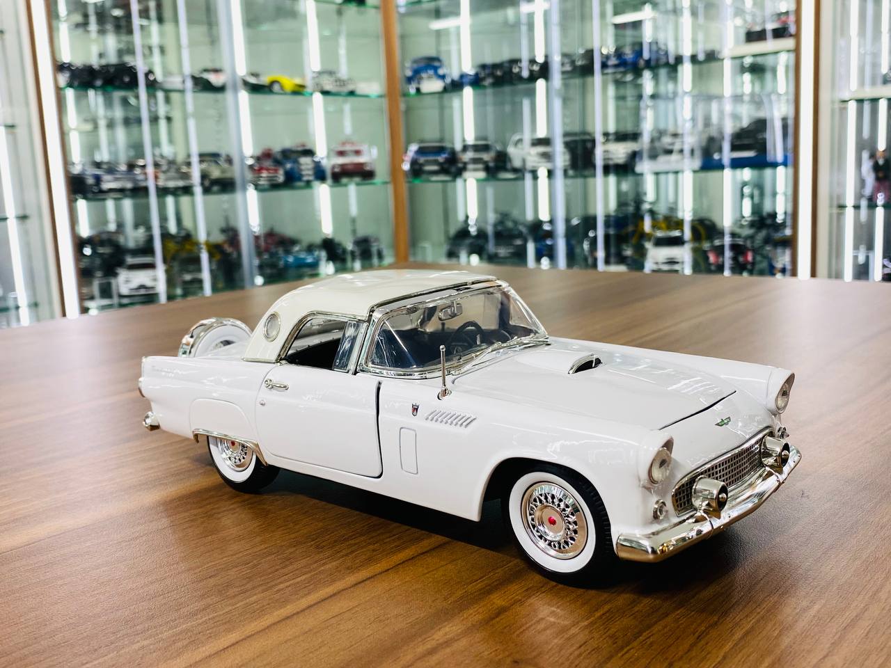 1/18 Diecast MotorMax Ford THUNDERBIRD 1956 white