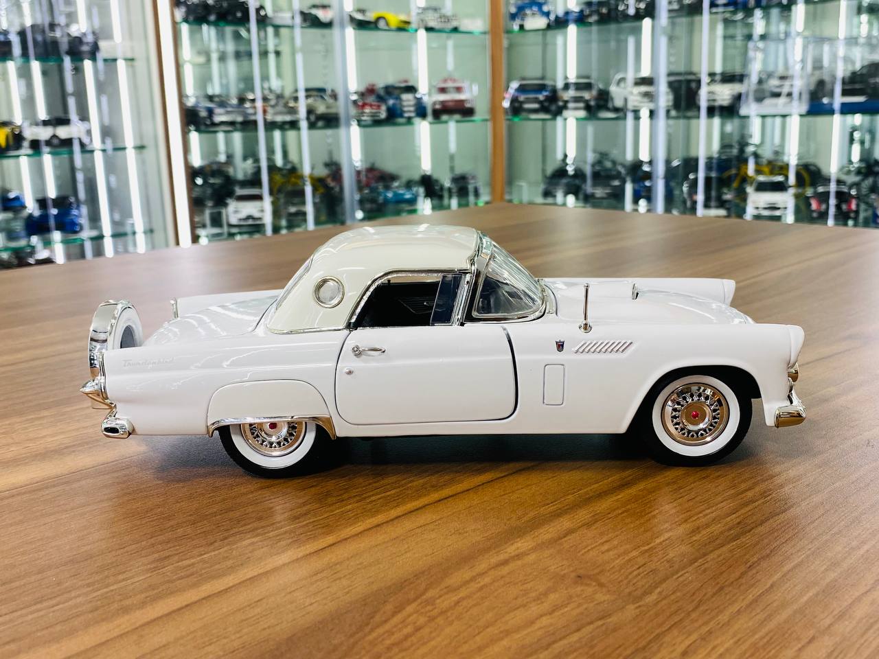 1/18 Diecast MotorMax Ford THUNDERBIRD 1956 white