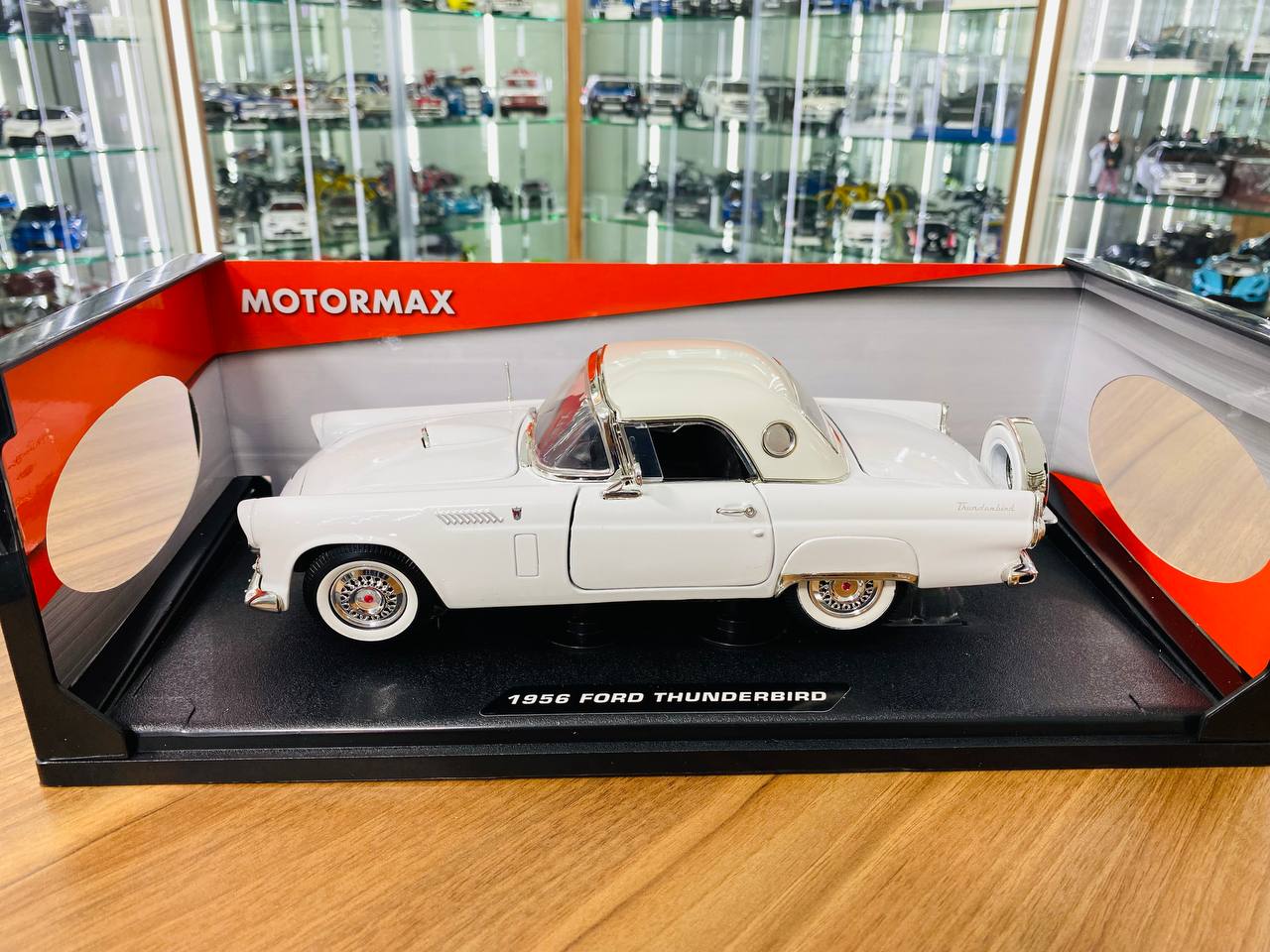 1/18 Diecast MotorMax Ford THUNDERBIRD 1956 white