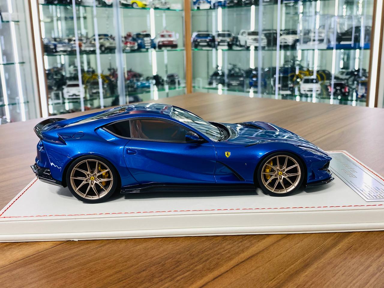 1/18 Resin Model Dino Ferrari 812 Superfast - Limited 30 pcs