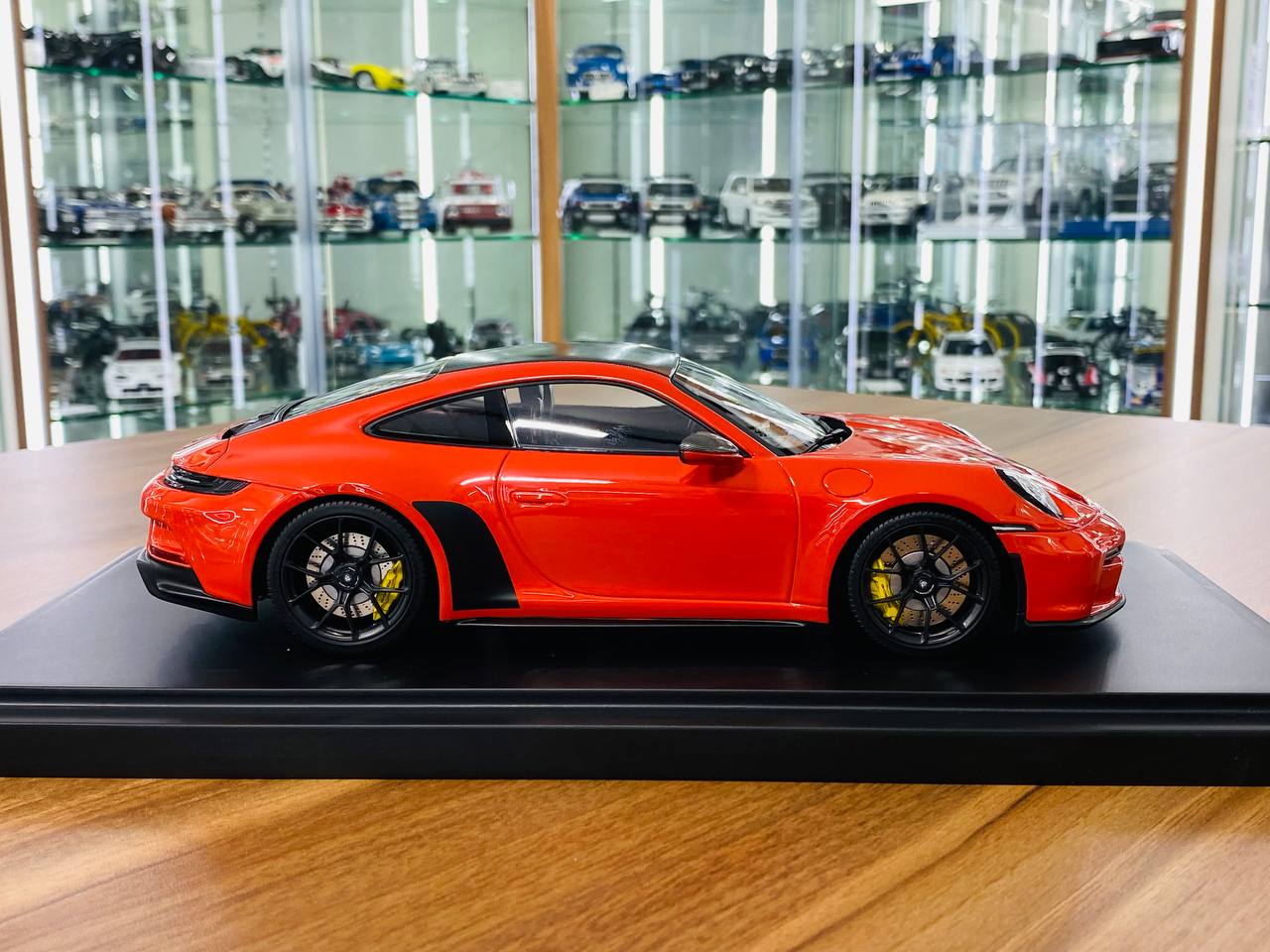 1/18 Resin Spark Models Porsche 911 GT3 mit Touring-Paket - Lavaorange - Limited 500pcs