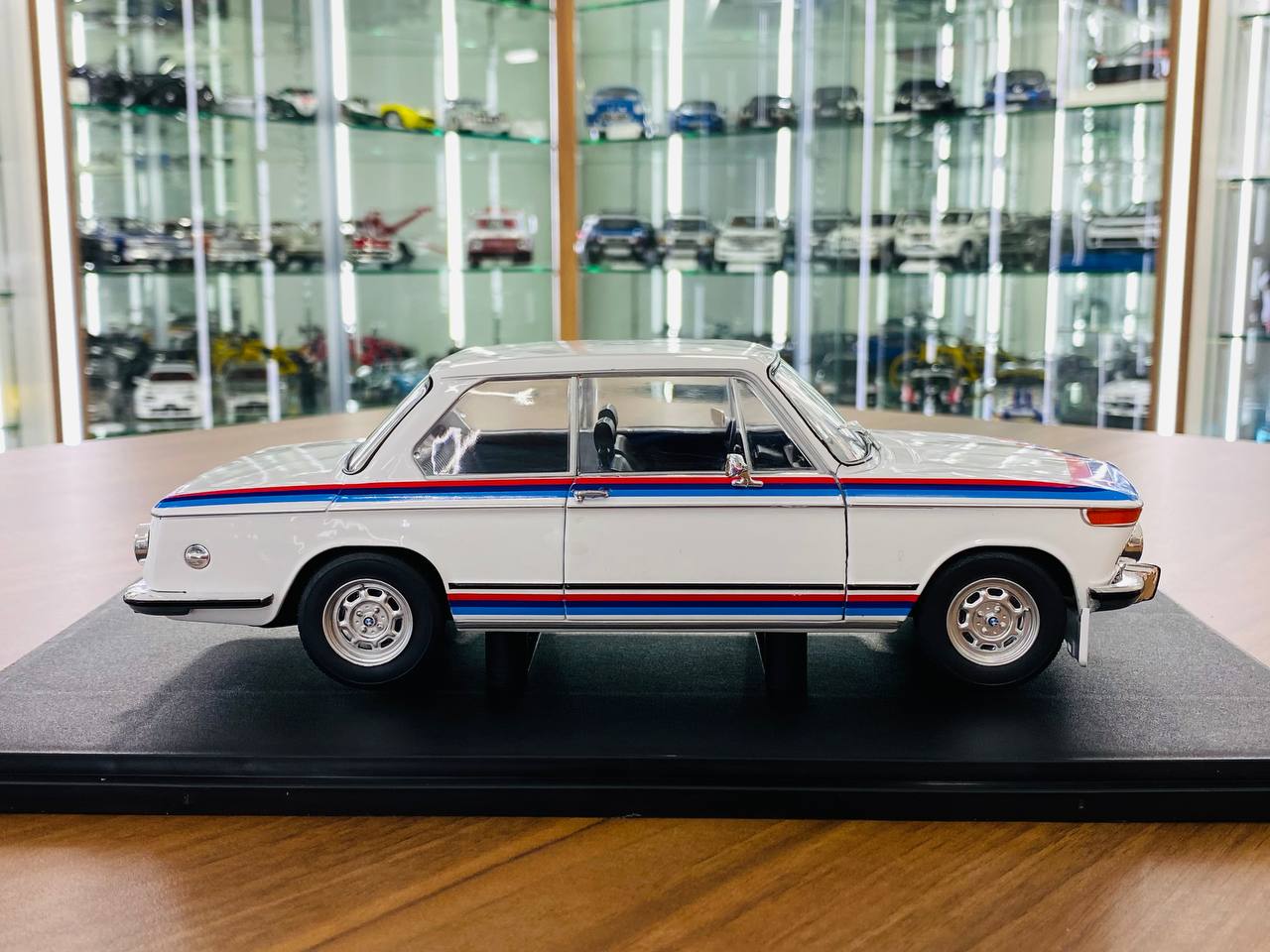 1/18 Diecast Solido BMW 2002 Tii in White (doors opening)