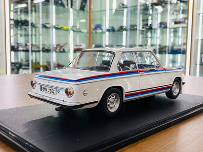 1/18 Diecast Solido BMW 2002 Tii in White (doors opening)