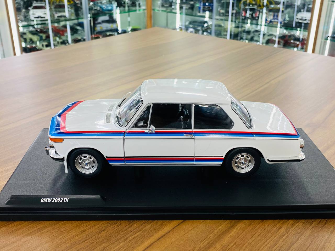 1/18 Diecast Solido BMW 2002 Tii in White (doors opening)