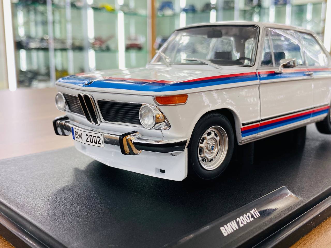 1/18 Diecast Solido BMW 2002 Tii in White (doors opening)