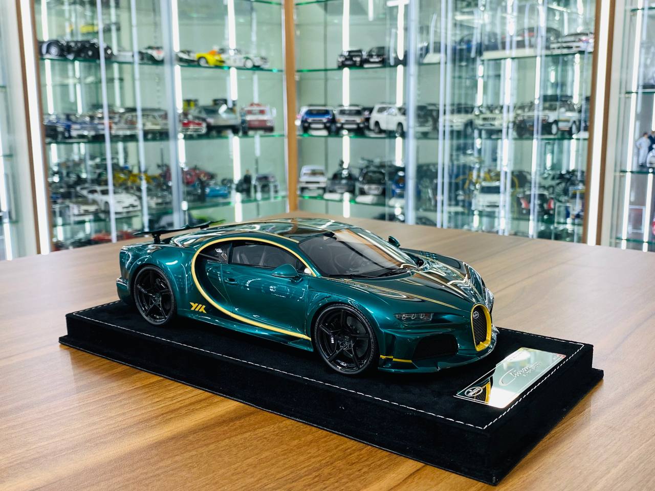 1/18 Resin H&H Bugatti Chiron Super Sport 300+ in Artemis/Gold - Limited Edition