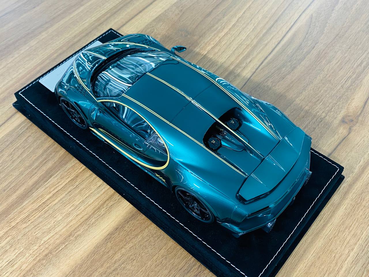 1/18 Resin H&H Bugatti Chiron Super Sport 300+ in Artemis/Gold - Limited Edition