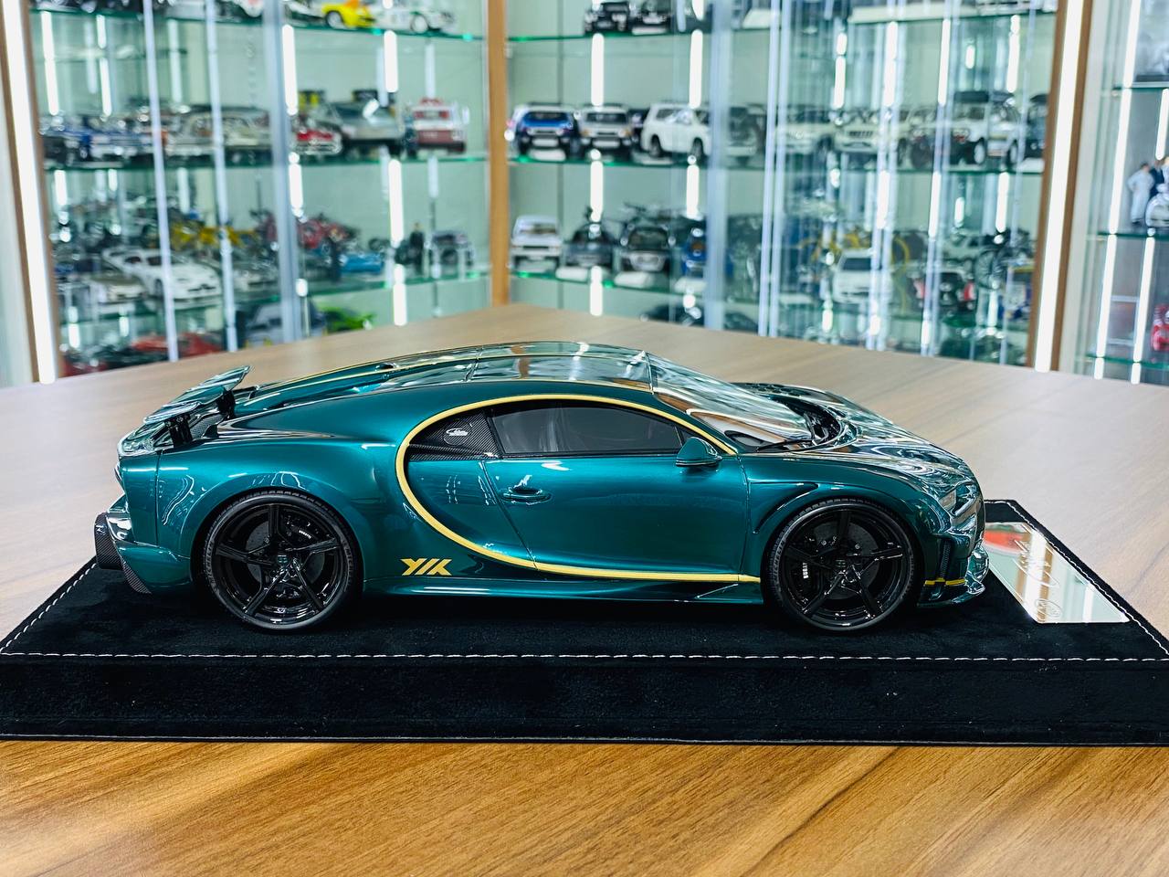 1/18 Resin H&H Bugatti Chiron Super Sport 300+ in Artemis/Gold - Limited Edition