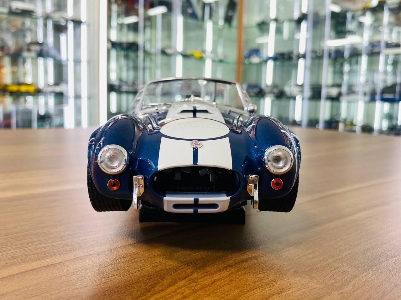 1/18 Metal Diecast - Shelby Collectibles Shelby Cobra 427 S/C (Blue/White Stripes)