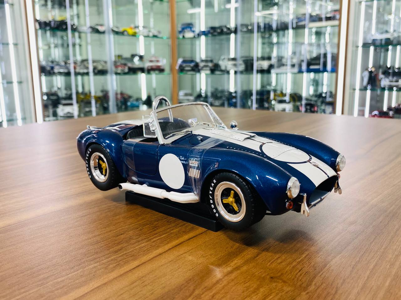 1/18 Metal Diecast - Shelby Collectibles Shelby Cobra 427 S/C (Blue/White Stripes)