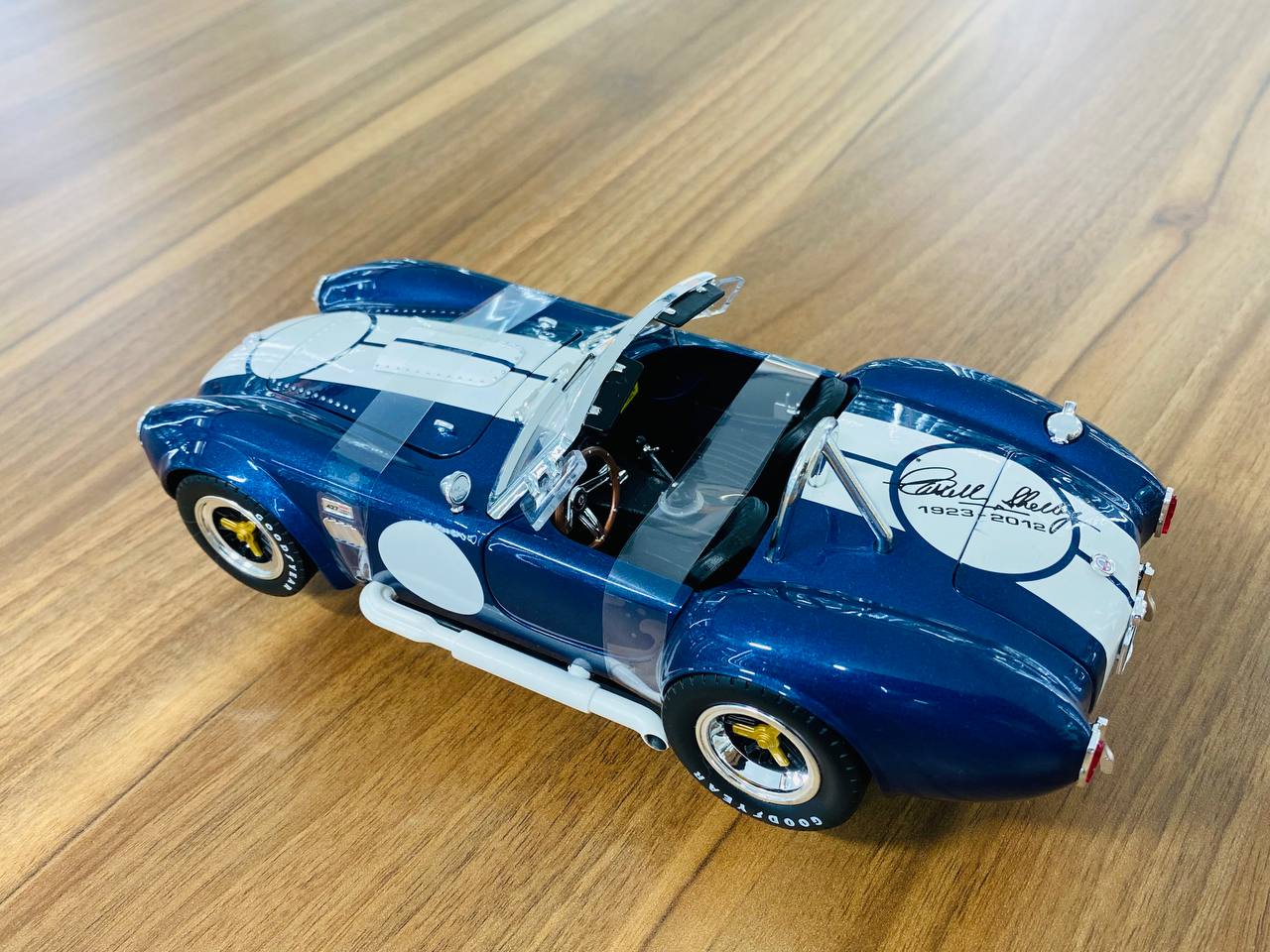 1/18 Metal Diecast - Shelby Collectibles Shelby Cobra 427 S/C (Blue/White Stripes)