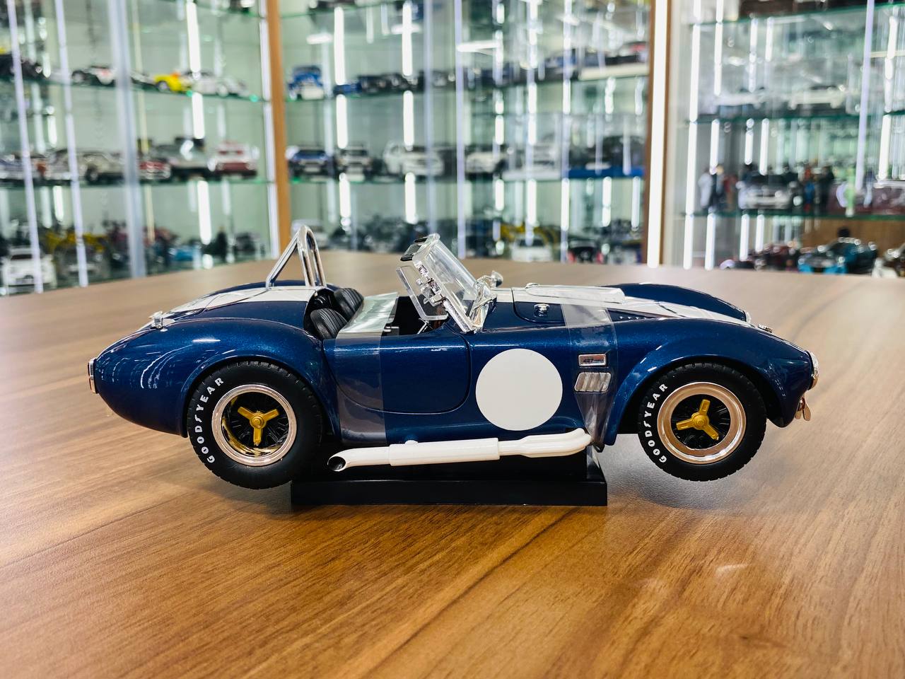 1/18 Metal Diecast - Shelby Collectibles Shelby Cobra 427 S/C (Blue/White Stripes)